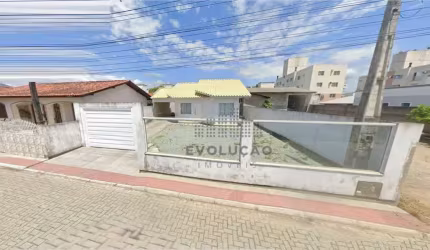 CASA 2 Quartos, 2 Vagas, Amplo Terreno - Aririú