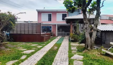 Casa com 03 Dorms, 03 Banheiros e 05 Vagas em Barreiros - São José SC