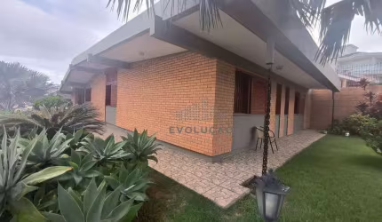 Casa de Esquina com 280 m², 04 Dorms, Suite, Piscina em Capoeiras - Florianópolis/SC