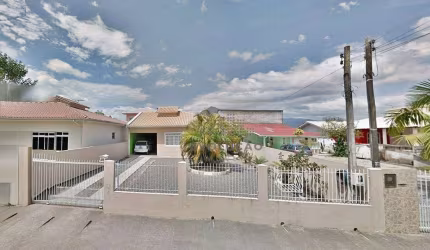 CASA 3 Quartos, 3 Vagas, Amplo Terreno - Barra do Aririú