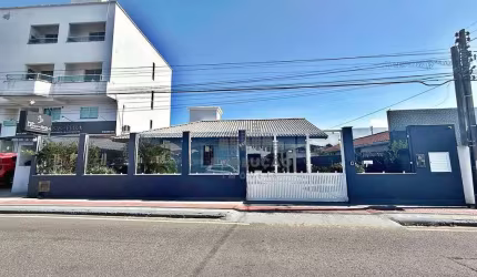 Casa com 3 dormitórios para alugar, 150 m² por R$ 4.100,00/mês - Flor de Napolis - São José/SC