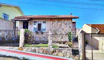 Casa no bairro Bela Vista/São José, com 3 quartos + uma edícula com 2 quartos e banheiro social