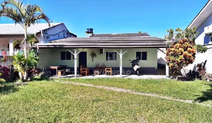 CASA 2 Quartos, 8 Vagas, 550 metros Mar - Pinheira