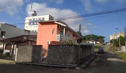 Casa com 3 dormitórios 2 suítes  à venda - Ipiranga - São José/SC