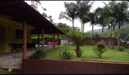 Linda chácara em Taiaçupeba