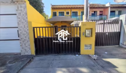 Linda casa composta de sala, cozinha, pequena área externa com churrasqueira, área de serviço e 3 quartos, sendo um na parte inferior e dois na parte