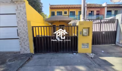 Linda casa composta de sala, cozinha, pequena área externa com churrasqueira, área de serviço e 3 quartos, sendo um na parte inferior e dois na parte