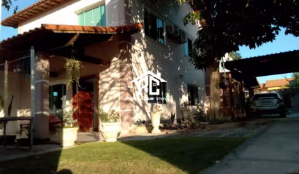 Casa à venda na Vila Capri, Araruama-RJ: 3 quartos, 2 suítes, 1 sala, 2 banheiros, 3 vagas de garagem, 350m² de área. Aproveite!