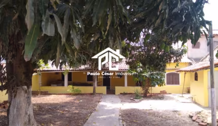Excelente casa com 02 quartos,  ótima sala, cozinha, banheiro, área de serviço, varandas, garagem, ótima localização. Aceita carta de c
