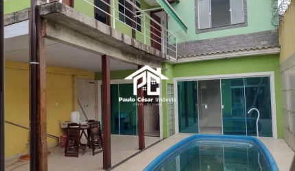 Excelente casa com 02 quartos sendo 01 suíte, ótima sala, cozinha, banheiro, área de serviço, varandas, garagem, piscina, área gourmet com churrasquei