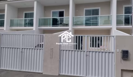 Excelentes casas novas no Centro de Araruama com 02 quartos, sala, cozinha, 02 banheiros, área de serviço, varandas, garagem, a 200 metros da Rodoviár