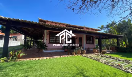 Excelente casa composta por: 03 quartos sendo 01 suíte, ampla sala com 03 ambientes, cozinha ampla, banheiro social, área de serviço com ducha e banhe