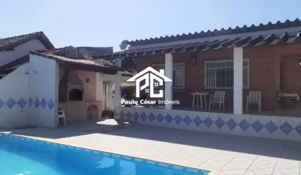 Excelente casa mobiliada composta por 04 quartos, sendo 01 suíte, 02 banheiros, ótima sala, cozinha grande, banheiro externo para um melhor conforto d
