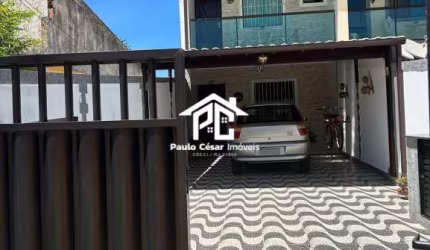 Excelente casa duplex com 02 quartos sendo 02 suítes, ampla sala, banheiro social, garagem, área de serviço ampla, área gourmet, ótima localização. Ac