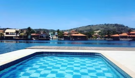 Excelente triplex com acesso privativo ao canal de Cabo Frio, térreo: Sala, cozinha, banheiro; 2º andar: 02 quartos sendo 01 suíte, uma saleta e um ba