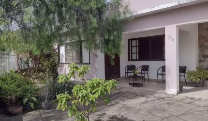Excelente casa no Centro de Araruama, composta por 03 quartos, sendo 01 suíte, ótima sala, cozinha, copa, banheiro, área de serviço, varandas, garagem