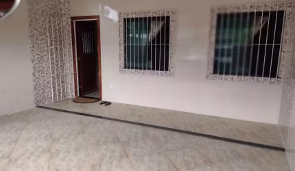 Excelente casa com 02 quartos, sendo 01 suíte, ótima sala, cozinha, banheiro, área de serviço, varanda, garagem, ótima localização, totalmente legaliz