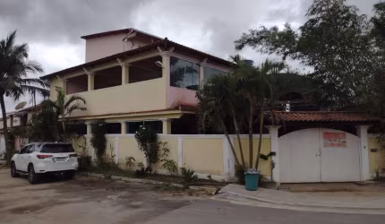 Luxuosa casa à venda na Praça da Bandeira, Araruama-RJ: 1 quarto, 1 suíte, 1 sala, 5 banheiros, 2 vagas de garagem, 250m² de área.