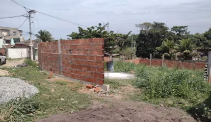 Excelente terreno de Esquina todo murado, a 30 metros do asfalto com 470,00m², a 2 km do Centro, ótima localização.