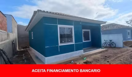 Excelente casa com 02 quartos, sala, cozinha, banheiro social e área de serviço coberta, ótima localização, local tranquilo e de fácil acesso. Aceita