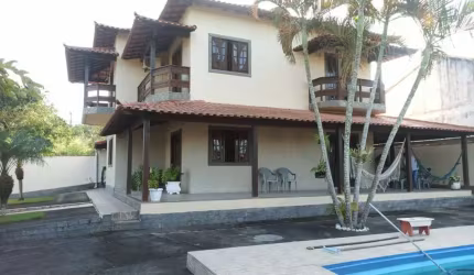 Excelente casa de alto padrão próximo ao novo supermercado Dom Atacadista, composta por 03 quartos sendo 01 suíte, 02 banheiros, 02 salas, ótima cozin