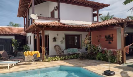 Imperdível! Casa em condomínio de alto padrão em Araruama-RJ, bairro Pontinha, 3 quartos, 3 suítes, 3 salas, 2 banheiros, 2 vagas de garagem, 314,56m² de área, com muito acabamento em madeira.