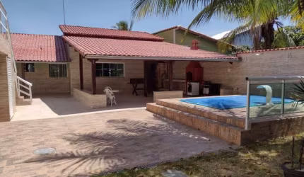 Excelente imóvel com 02 quartos, sendo 01 suíte, ótima sala, cozinha, copa, banheiro, área gourmet com churrasqueira, piscina, varandas, árvores frutí