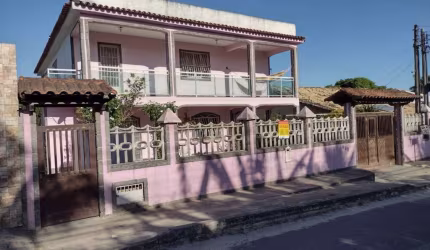 Excelente imóvel constituído por 02 casas, sendo ambas com 03 quartos, mais anexo de 01 quarto nos fundos