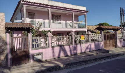 Excelente imóvel constituído por 02 casas, sendo ambas com 03 quartos, mais anexo de 01 quarto nos fundos