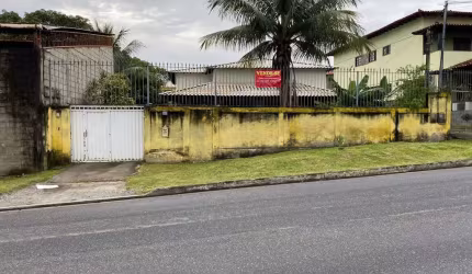 02 excelentes casas: Casa da frente composta por 03 quartos, 02 banheiros, 02 salas, cozinha, garagem coberta para 03 carros, área de serviço e varand