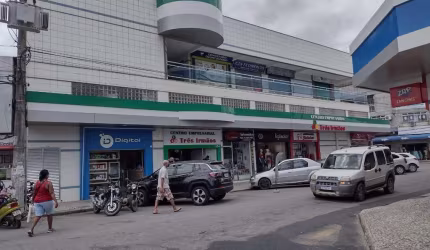 Excelente loja comercial com 30m², localizada no 2º piso, com duas entradas, divisórias, 02 ar condicionados, pronta para trabalhar, prédio com elevad