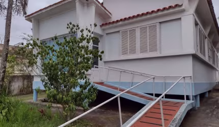 Ótima casa com 03 quartos, sala, copa cozinha, banheiro, despensa, varanda, área serviço, banheiro, piscina, churrasqueira, garagem, mais anexo com um