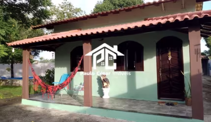 Ótima casa com 02 quartos, sendo 01 suíte, sala, excelente cozinha, banheiro, área de serviço, varandas, garagem para 03 carros, piscina, canil, área