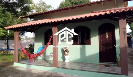 Ótima casa com 02 quartos, sendo 01 suíte, sala, excelente cozinha, banheiro, área de serviço, varandas, garagem para 03 carros, piscina, canil, área
