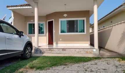 Excelente Casa com 02 quartos, sendo 01 suíte, ótima sala, cozinha, banheiro, área de serviço, varandas, garagem, área gourmet com churrasqueira, duch