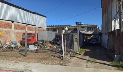 Ótimo terreno com 300m², composto por 02 quitinetes de 01 quarto, sala, cozinha, banheiro e varanda, com frente para o asfalto, a 50 metros da Rodovia