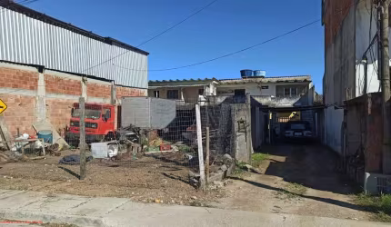 Ótimo terreno com 300m², composto por 02 quitinetes de 01 quarto, sala, cozinha, banheiro e varanda, com frente para o asfalto, a 50 metros da Rodovia