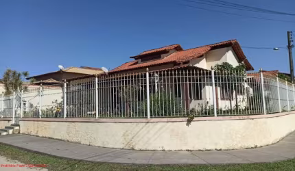 Ótima casa com 03 quartos, sendo 01 suíte, sala em 02 ambientes, cozinha, área de serviço interna e externa, varandas, garagem, portão eletrônico, mai