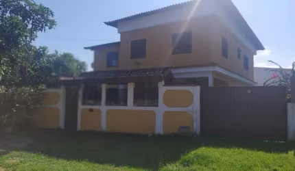 Excelente imóvel com 06 quartos, sendo 01 suíte, sala de estar, sala de jantar, piscina, churrasqueira, ótima localização, aceita carta de crédito!