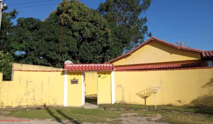 Ótima casa com 02 quartos, sendo 01 suíte ainda não terminada, banheiro social, cozinha, copa, sala grande, garagem, varanda, dentro de condomínio