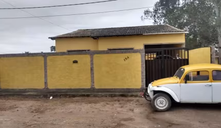 Ótima casa em condomínio fechado, com 03 quartos, sendo 02 suítes, banheiro social, sala em 02 ambientes (TV e jantar), cozinha ampla com bancada