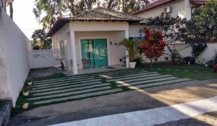 Ótima casa com 02 quartos sendo 01 suíte, em excelente condomínio no Centro de Araruama com área de lazer, quadra de vôlei e futebol, segurança 24hrs