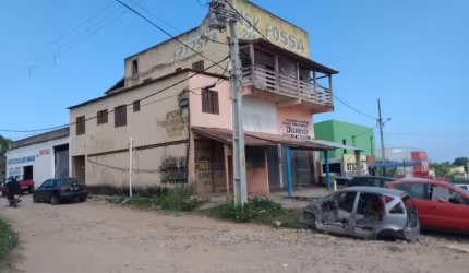 Prédio Comercial e Residencial, composta por 03 lojas, 03 apartamentos e 01 galpão com 150,00m², área total construída 450,00m², frente para Rodovia