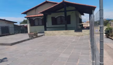Ótima casa com 05 quartos sendo 01 suíte, 02 salas, cozinha, 02 banheiros, área de serviço, varandas, garagem, churrasqueira.