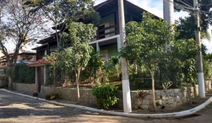 Espetacular Casa à Venda no Centro de Araruama-RJ: 5 quartos, 4 suítes, 3 salas, 1 banheiro, 2 vagas de garagem, 346,32 m²