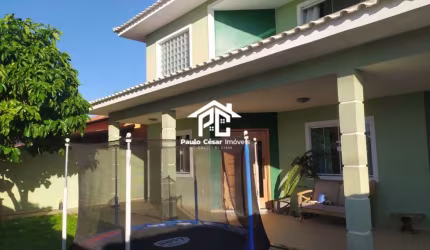 Ampla Casa de 3 quartos com 240, excelente iluminação e circulação. Dois andares composta por: 1 pavimento -  Sala com pé direito duplo, cozinha, copa