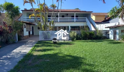 Casa com 3 quartos,  sendo 2 suítes, com 230 metros quadrados de área construída.           Área externa.  Quintal amplo gramado, piscina, churrasquei