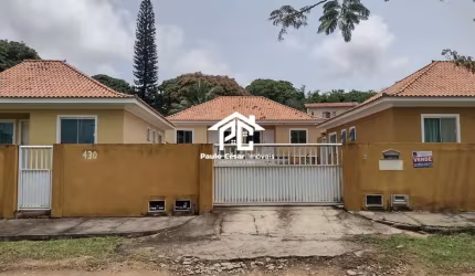 Casa com 02 Quartos sendo 01 suíte sala cozinha banheiro garagem. Condomínio com quatro casas sem taxa. Ótima localização , próxima a lagoa e comércio
