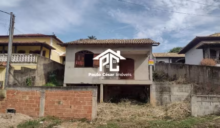 Casa à venda no Centro de Araruama-RJ: 2 quartos, 2 suítes, 1 sala, 1 banheiro, 110m² de área. Venha conferir!