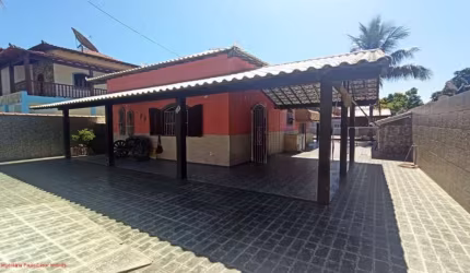 Ótima casa com 02 quartos, sendo 01 suíte, ampla sala, cozinha planejada, mais anexo com 01suíte, piscina, área gourmet